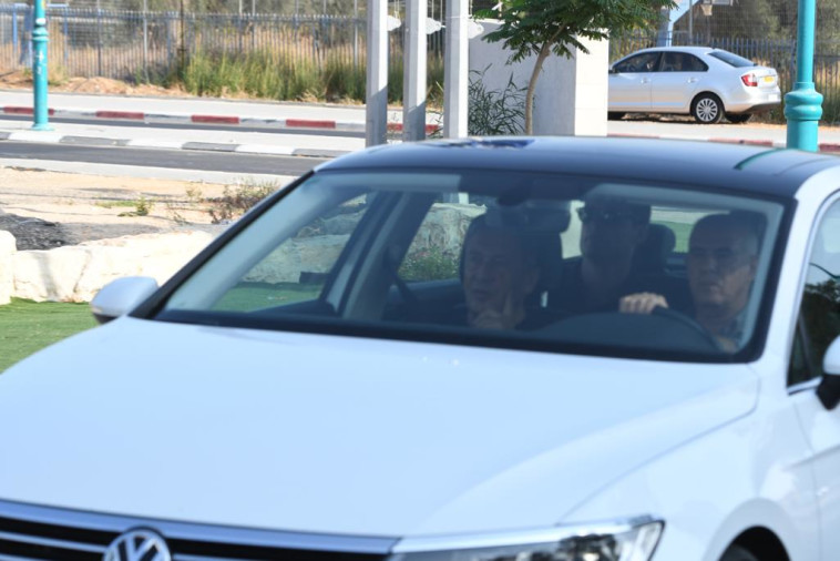 דנקנר מגיע לכלא מעשיהו. צילום: אבשלום ששוני