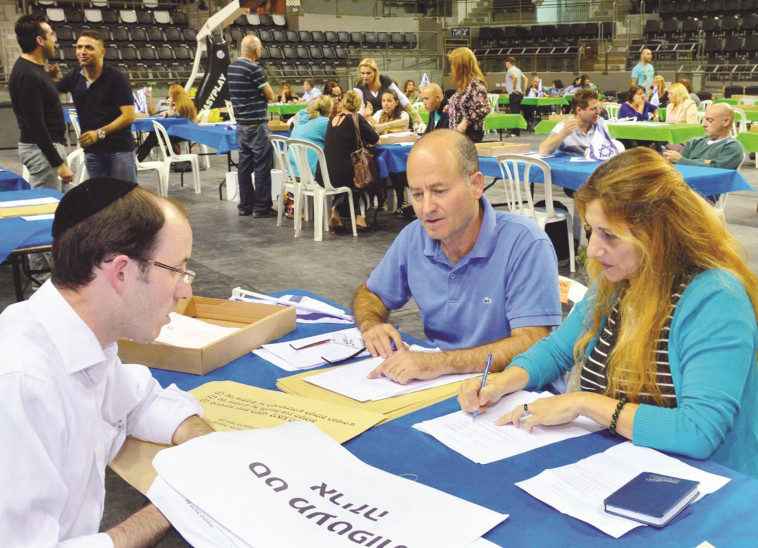 &quot;כיום אין מספיק הבנה לגבי השפעת הפוליטיקה המקומית על חיי היומיום שלנו&quot;. בחירות מקומיות בחיפה, 2013. צילום: מורן מעיין