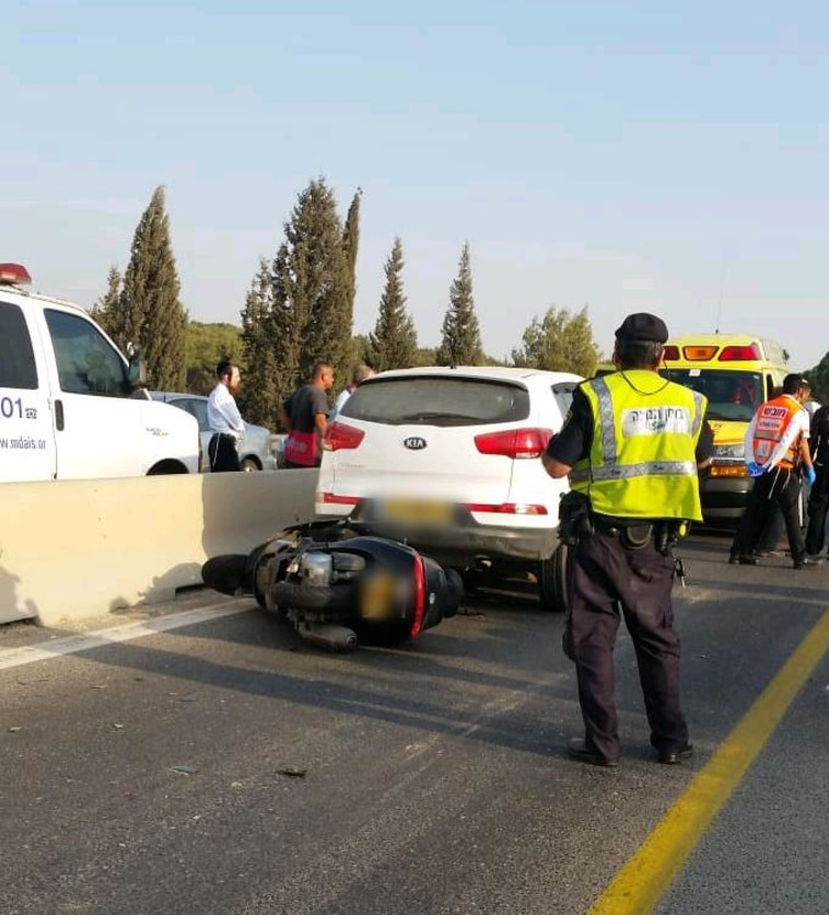 זירת התאונה בה נהרג רוכב האופנוע בן ה-30. צילום: דוברות מד&quot;א