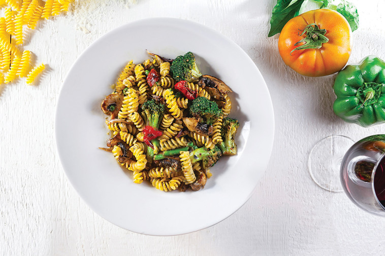 פסטה פוזילי ברוטב אולי אוליו עם שעועית אפונה ברוקולי שום בצל שמפיניון עגבניות מיובשות שמן זית ופסטו. צילום: אפיק גבאי