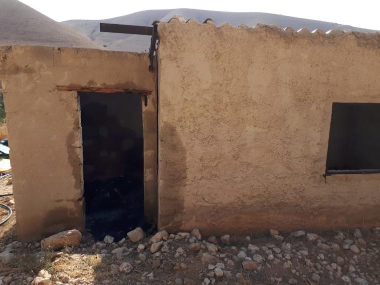 המבנה שעלה באש בג'יפתליק, צילום: דוברות כבאות והצלה יו"ש