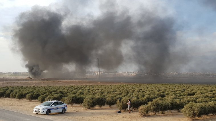 צמיגים בוערים ברצועת עזה, צילום: טל לב רם