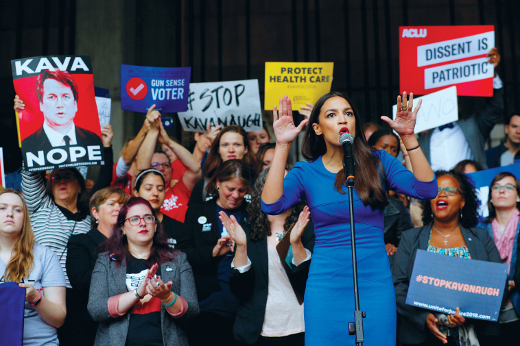 מועמדת דמוקרטית לקונגרס בהפגנה נגד ברט קוואנו. צילום: רויטרס