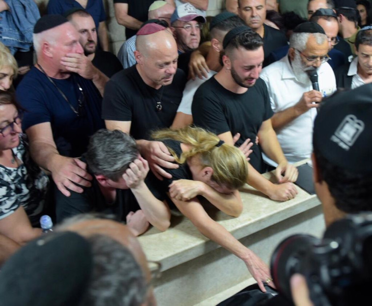 הלוויה של קים יחזקאל לבנגרונד. &quot;אני שבור ומדוכא, כולנו באבל ועסוקים בלנחם את המשפחות&quot;. צילום: אבשלום ששוני
