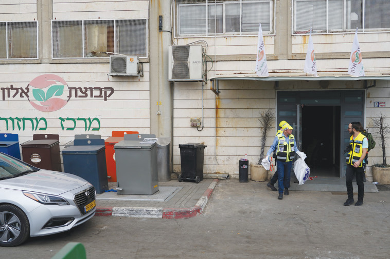 זירת הפיגוע באזור התעשייה ברקן. צילום: פלאש 90