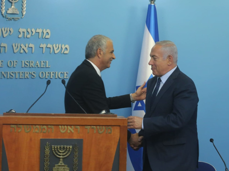נקמה עסיסית ומהבילה. נתניהו וכחלון במסיבת העיתונאים, צילום: מרק ישראל סלם נקמה עסיסית ומהבילה. נתניהו וכחלון במסיבת העיתונאים, צילום: מרק ישראל סלם