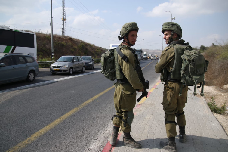 חיילים בזירת הפיגוע. צילום: שלמה מלט/TPS