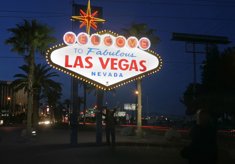 מהמרים נושכי שפה נשענים כעוסים על שולחנות הרולטה, מלצריות גוררות רגליים כואבות. לאס וגאס. צילום: רויטרס