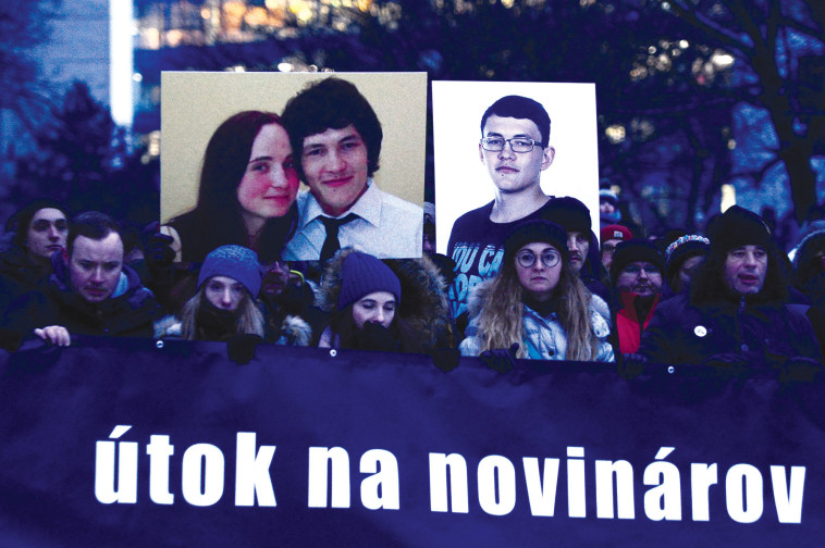 עצרת לזכרם של קוצ'יאק וארוסתו, שנרצחו באכזריות. החיסול הביא להתפטרות ראש הממשלה. צילום: רויטרס