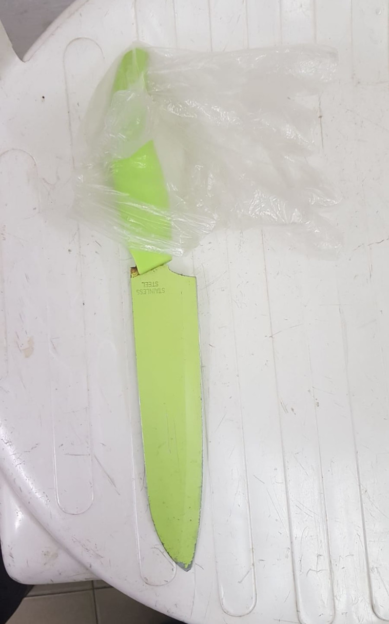 הסכין שנתפסה על גופו של המחבל