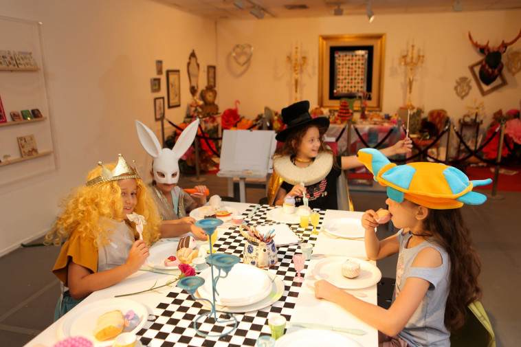 &quot;אליס בארץ הספרים&quot;. צילום: גלעד שעבני