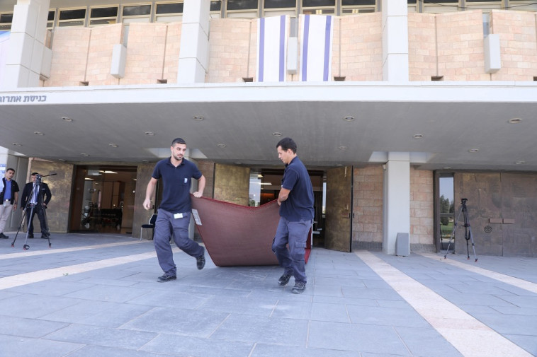 פורסים את השטיח האדום בכנסת. צילום: יצחק הררי, דוברות הכנסת 