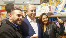 ראש הממשלה נתניהו עוצר לקפה