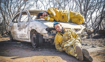 שני לוחמים תופסים תנומה בין להבה אחת לשנייה