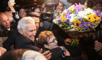 משה קצב ורעייתו גילה עם שובם לקריית מלאכי אחרי השחרור מהכלא