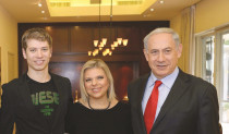 בנימין נתניהו אשתו שרה ובנם יאיר