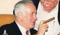 בנימין נתניהו מעשן סיגר