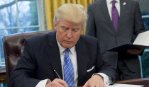 דונלד טראמפ חותם על צו נשיאותי