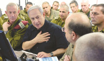 יעלון, נתניהו וגנץ בימי צוק איתן