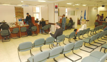אנשים בסניף של ביטוח לאומי