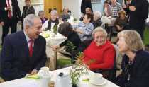 נתניהו מבקר את הקשישים 
