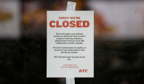 שלט המודיע על סגירת סניף KFC בשל מחסור בעוף