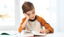 ילד קורא ספר
