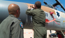 הטבעת סמל "מחוץ לקופסא" על מטוס F-16