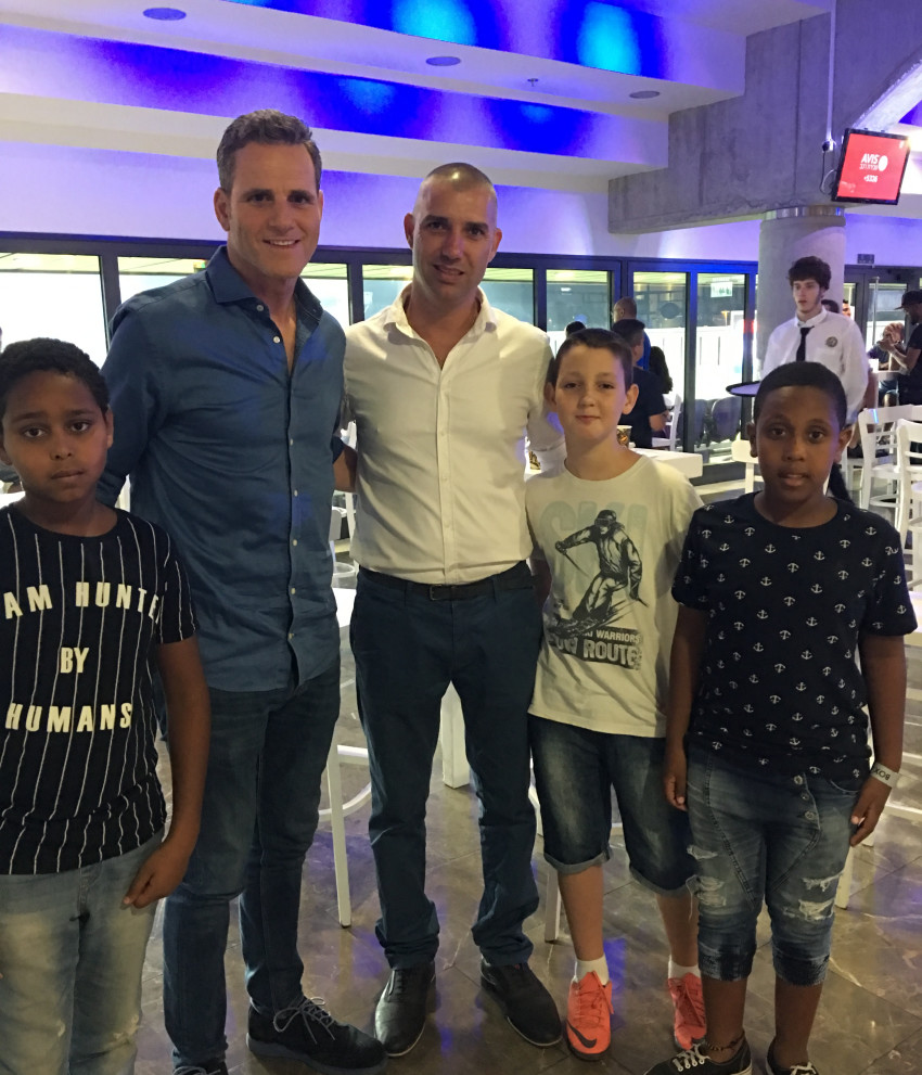 רמי פרנסיס, בוני גינצבורג וילדי "פסגות" (צילום: גיא שרון)