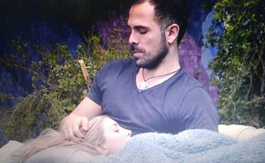 עם התומכת בבית. אביחי אוחנה ומעיין אשכנזי (צילום: צילום מסך)