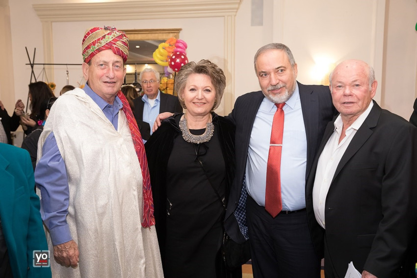 )גבי לסט, אביגדור ואלה ליברמן ורון חולאי (צילום: יח"צ: יוסי גמזו לטובה