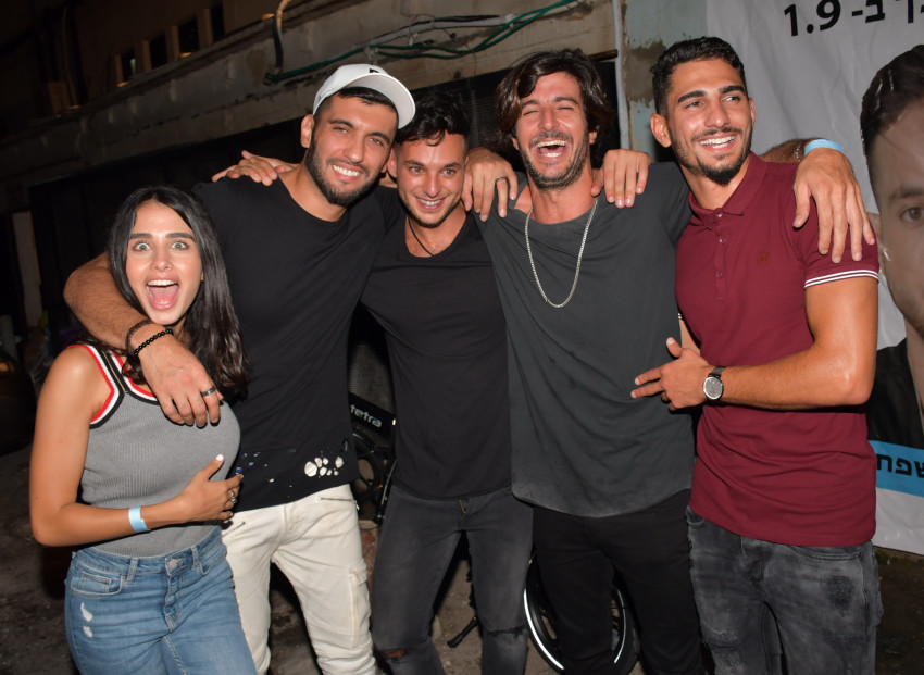 שמחים וחוגגים. אליאב רחמים, אלי זרקה, ישראל אוגלבו, סמואל חגאי, מגי טביבי