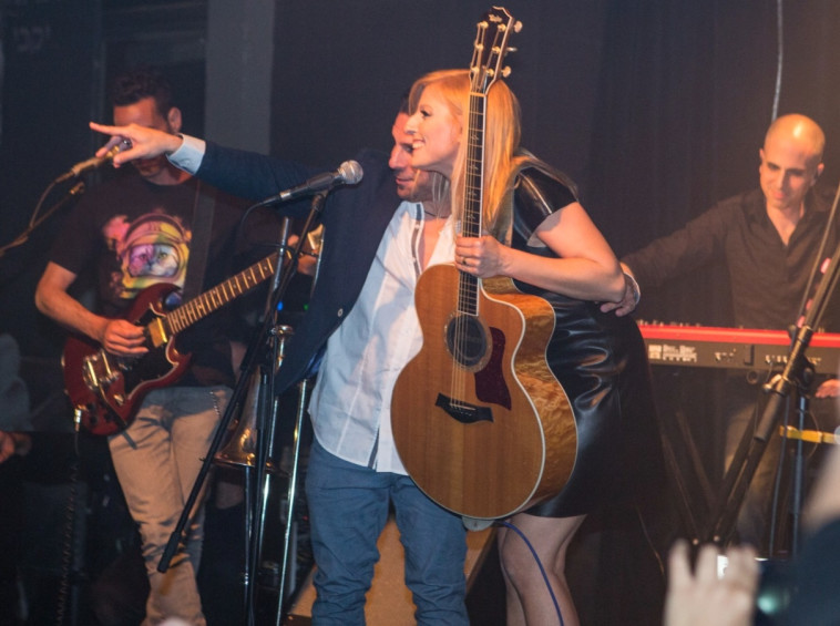 שם, שם ראיתי קשת בענן! ברגר וטילטיל על הבמה