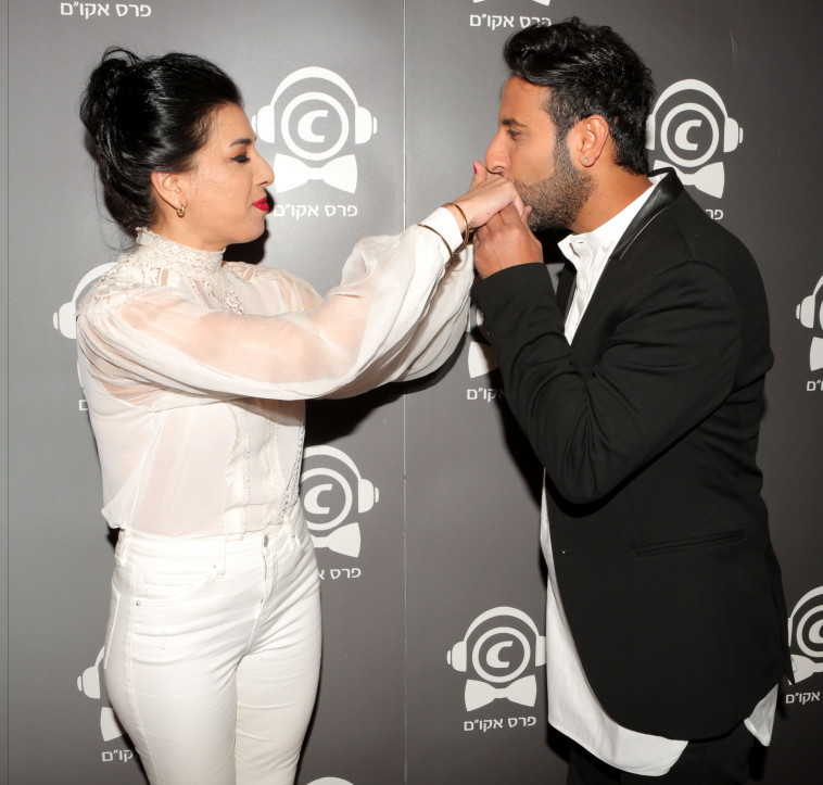 אבל אוהב גם את דיקלה. דודו מנשק בנימוס