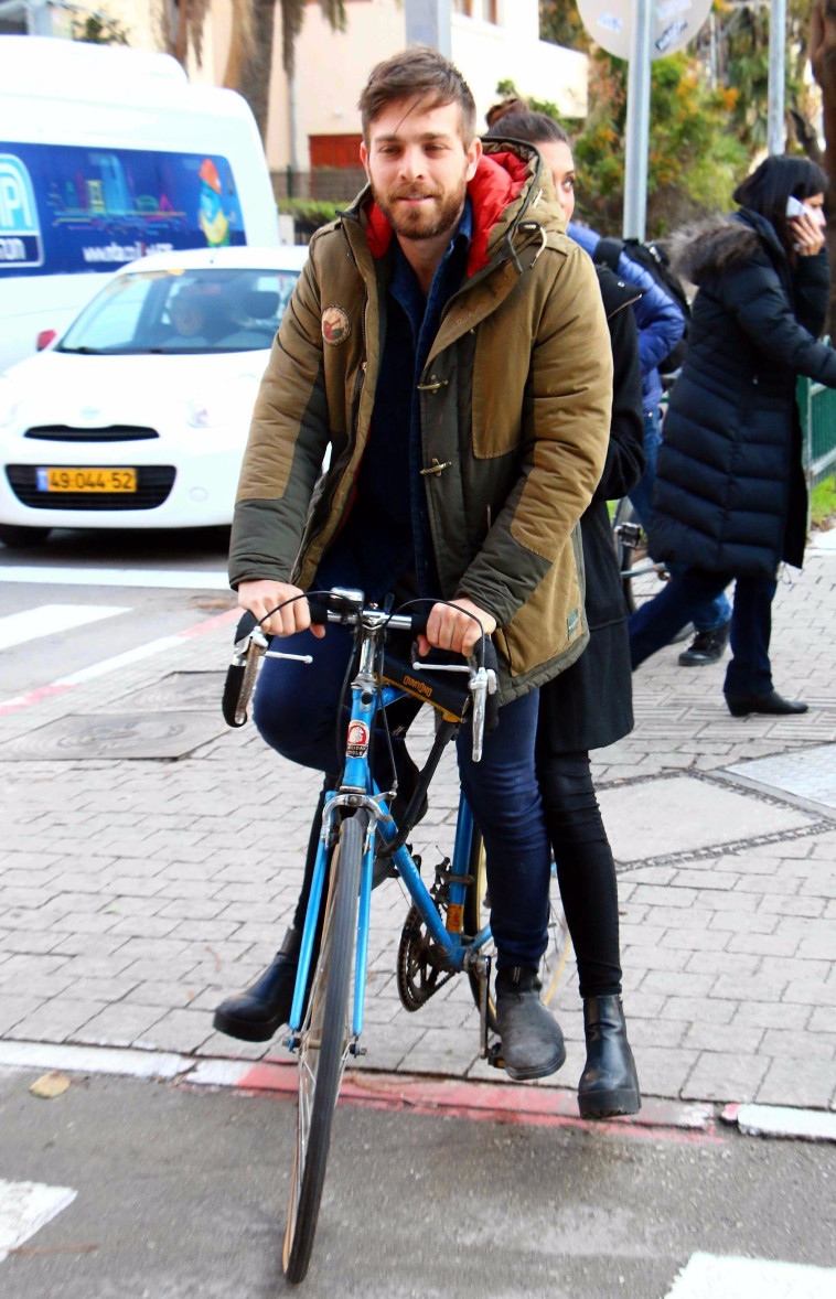 כן, הכי קלטו אתכם. רום ברנע ומירן מנקס מאחוריו