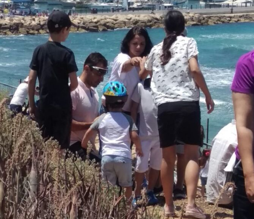 "רגע, שמאלה יותר". רותם אבוהב מדריכה את הצלם