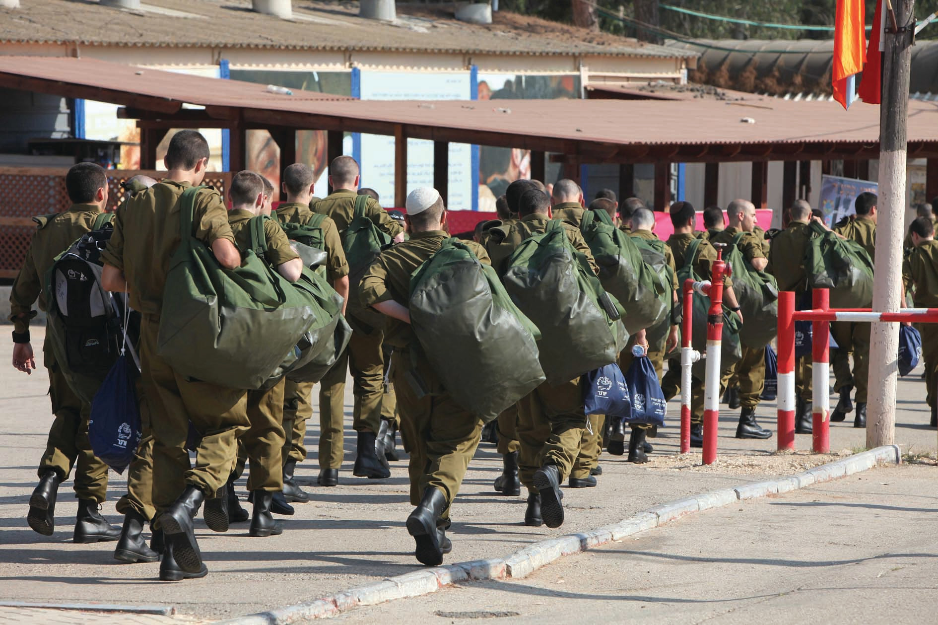 חיילים בבקו&quot;ם. צילום: אלי דסה