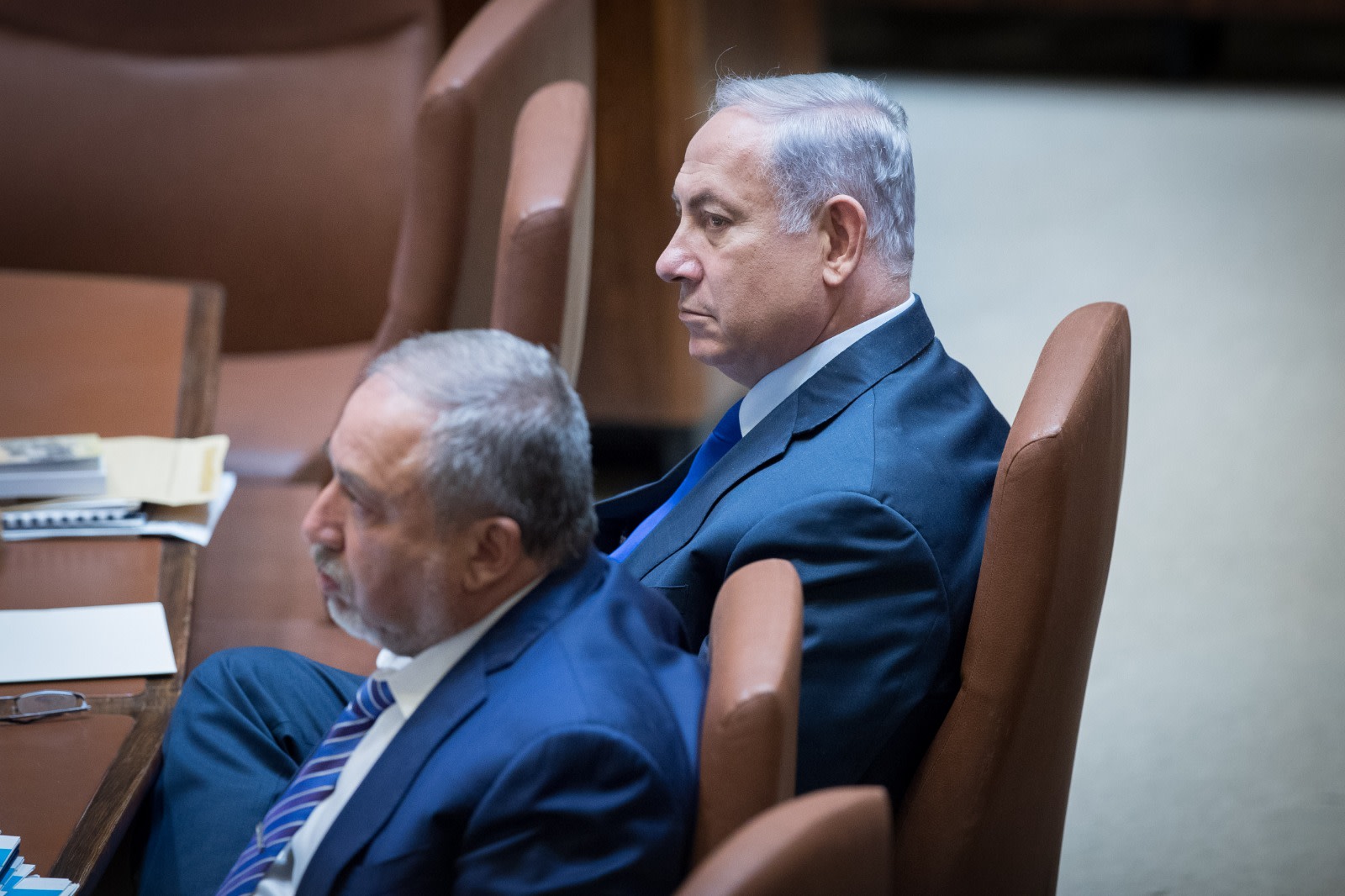 נתניהו וליברמן במליאת הכנסת. צילום: יונתן זינדל, פלאש 90