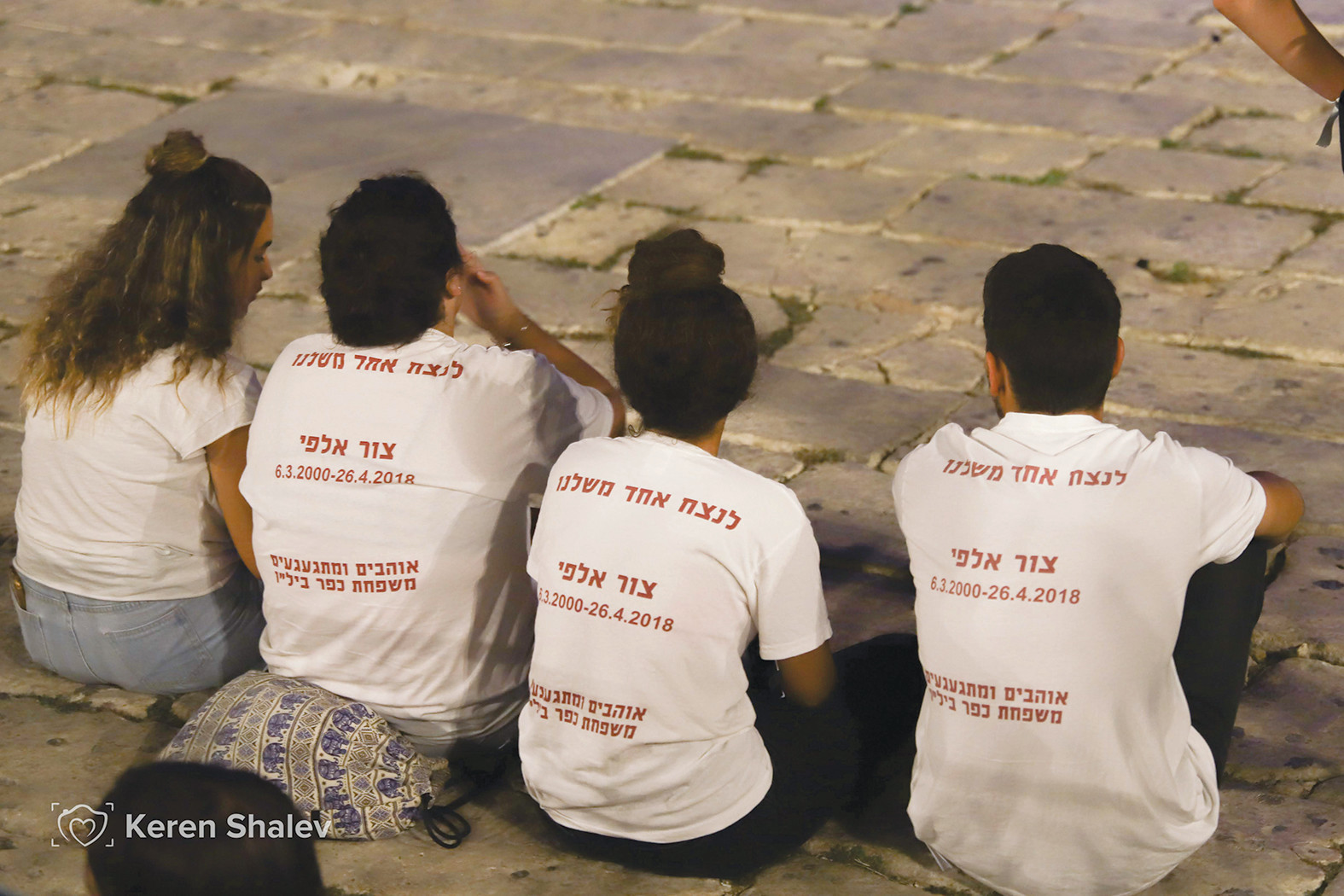 מתאבלים על אסון נחל צפית. צילום: קרן שלו