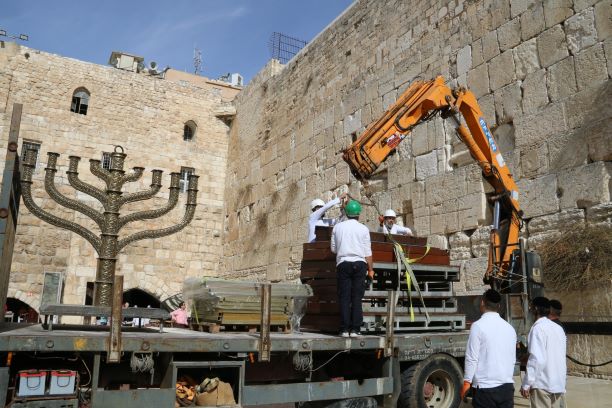 הצבת החנוכייה ברחבת הכותל