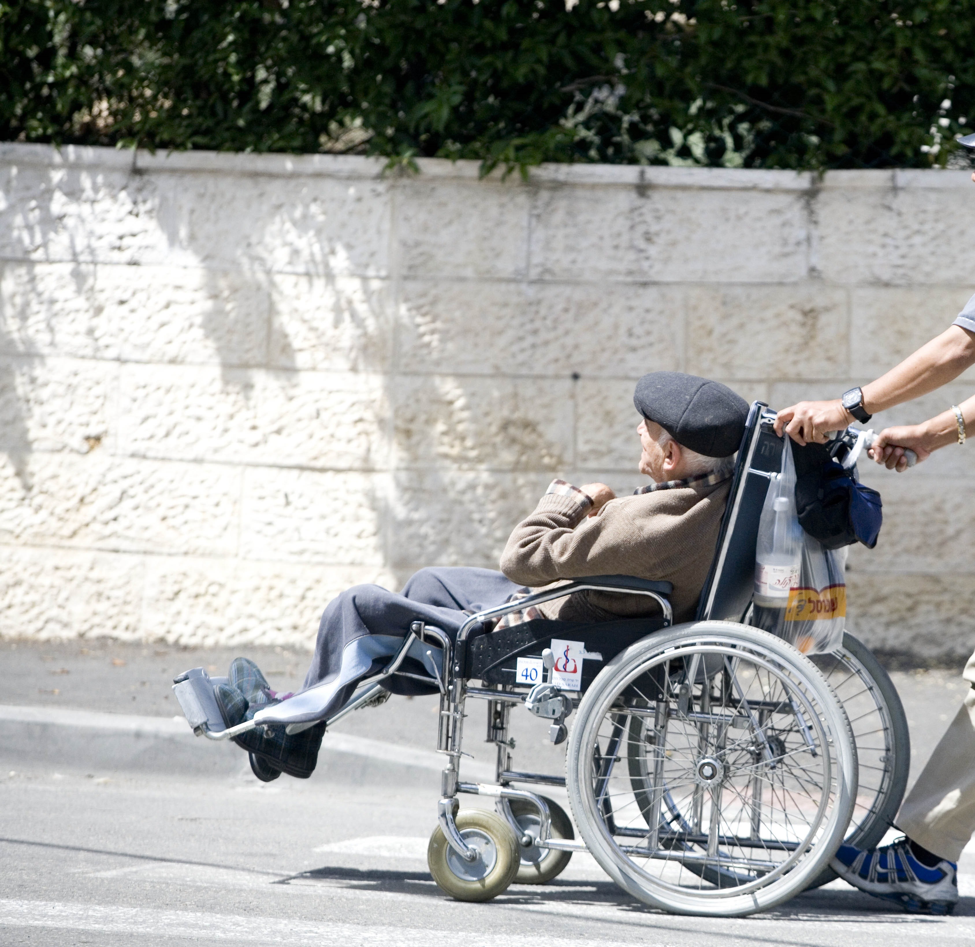 קשיש על כיסא גלגלים. צילום: אביר סולטאן, פלאש 90