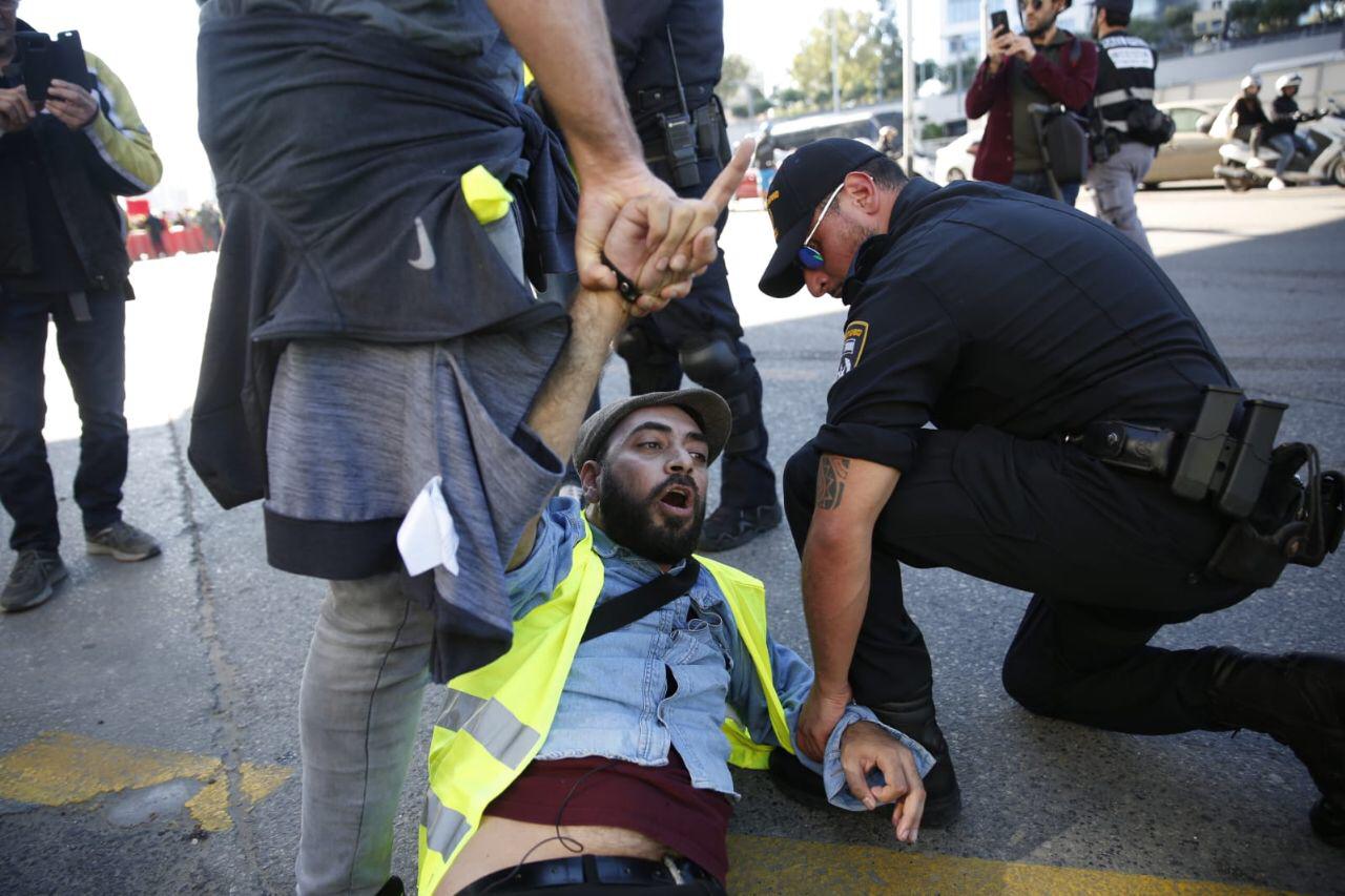 המשטרה עוצרת פעיל במחאת &quot;האפודים הצהובים&quot;. צילום: מטה מאבק האפודים הצהובים בישראל