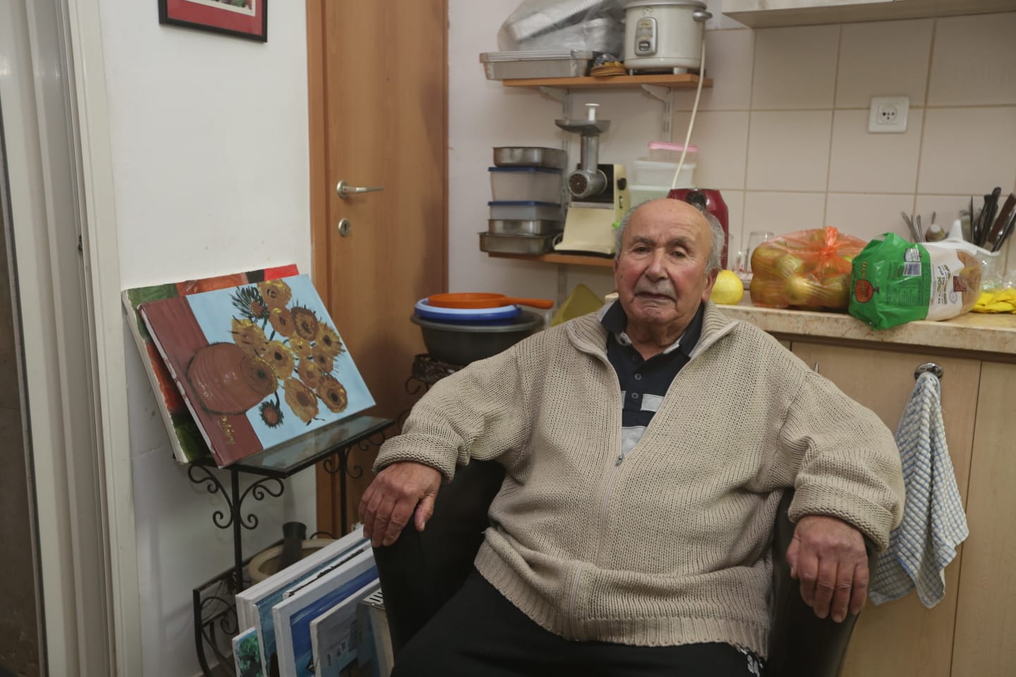 דוד לוי בדירתו בארמון הנציב. צילום: מרק ישראל סלם