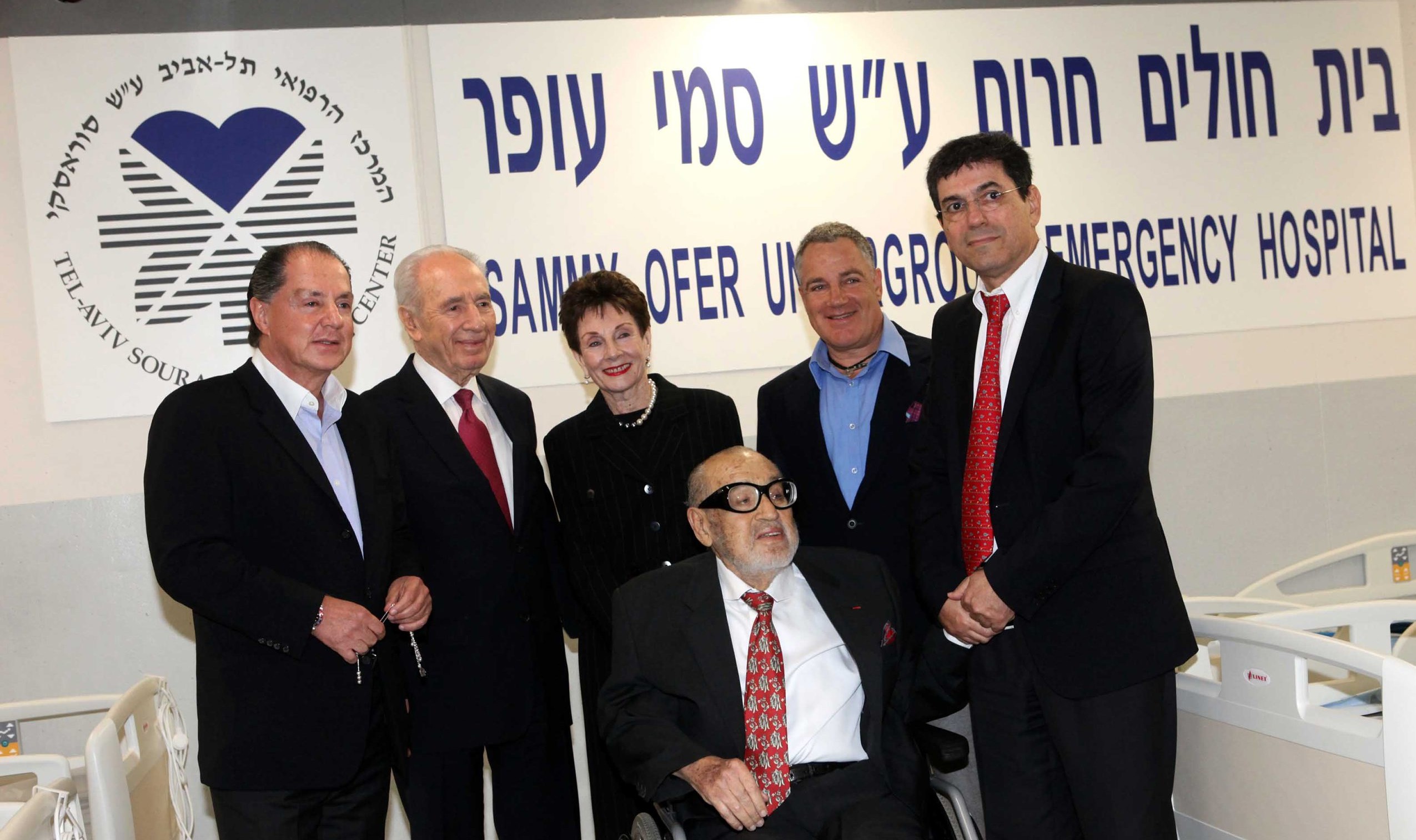 משפחת עופר בפתיחת האגף, על שמו של סמי עופר. צילום: סיון פרג'