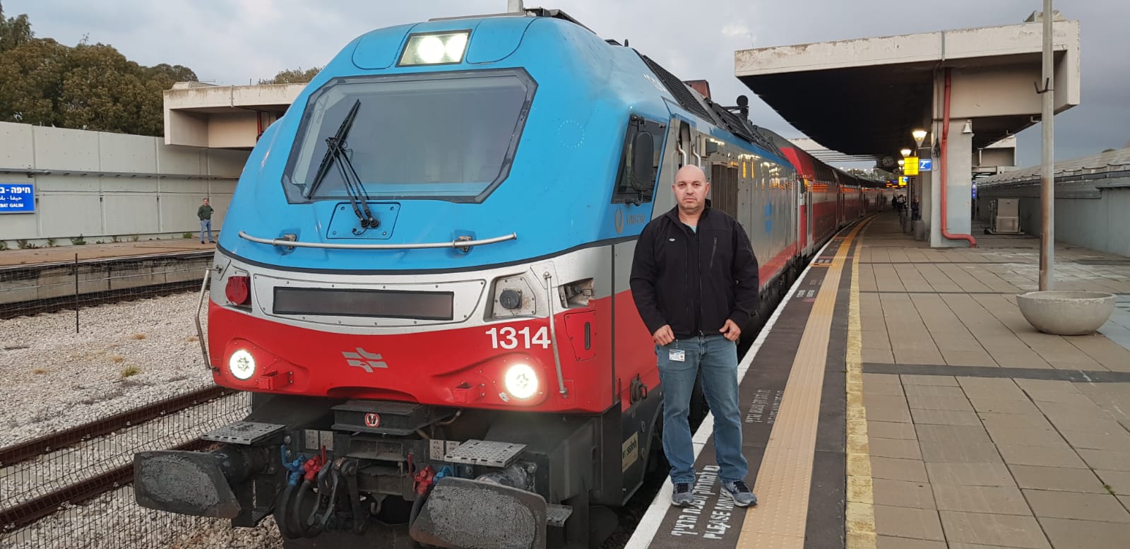 נהג הקטר, אלי בן סימון. צילום: דוברות רכבת ישראל