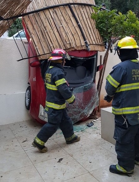 הרכב ש&quot;התרסק&quot;. צילום: דוברות כבאות והצלה