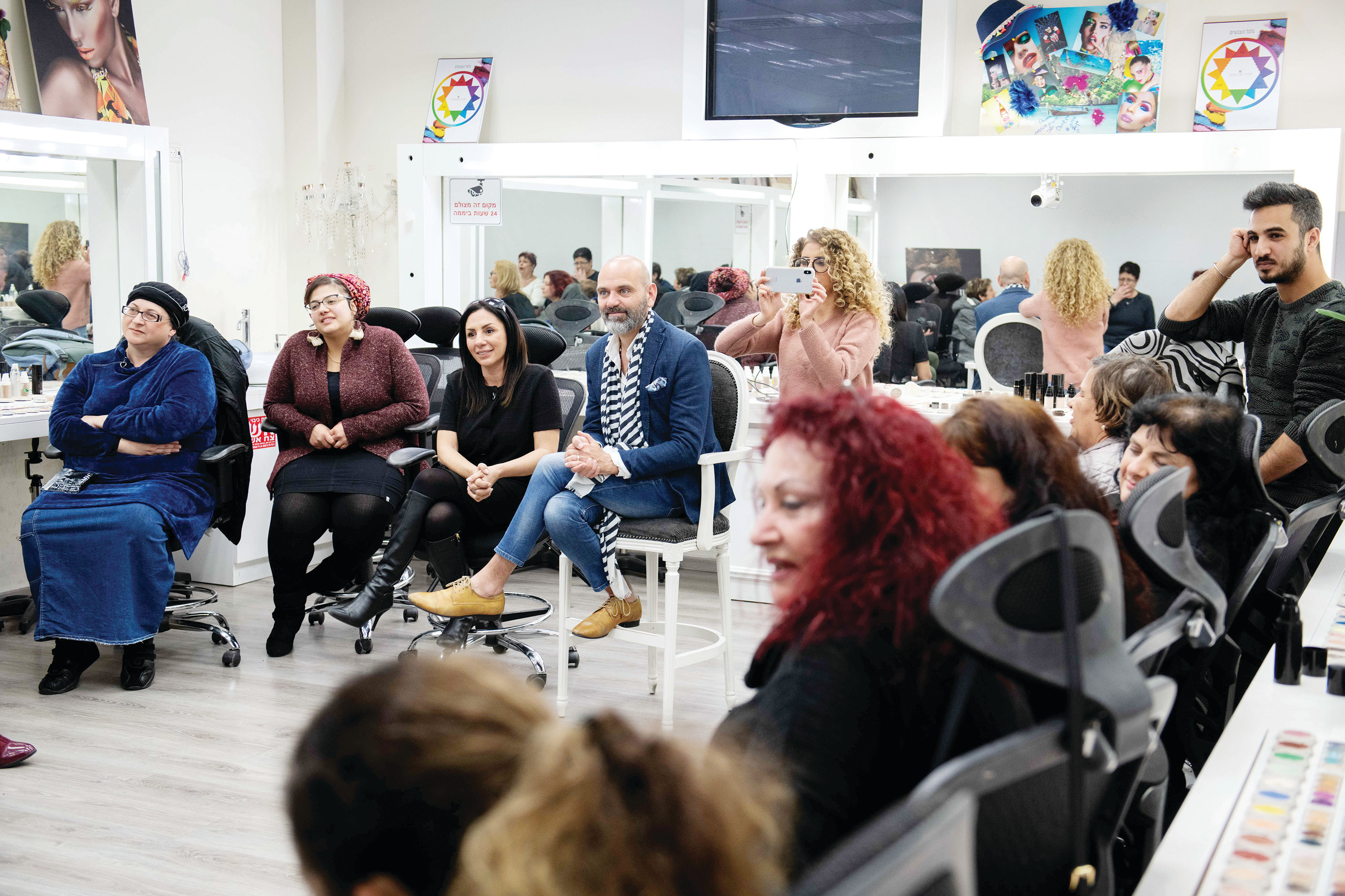 קורס איפור ללקויות הראייה. צילום: שגיב גונן