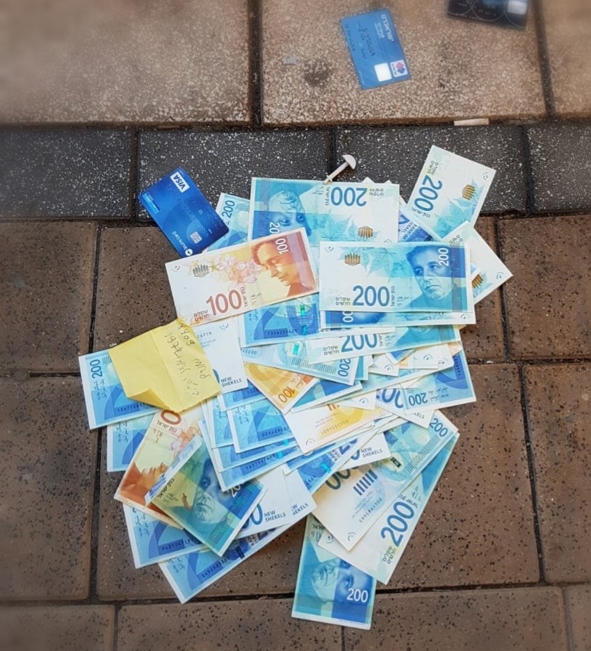 הכסף וכרטיסי האשראי שנגנבו. צילום: דוברות המשטרה