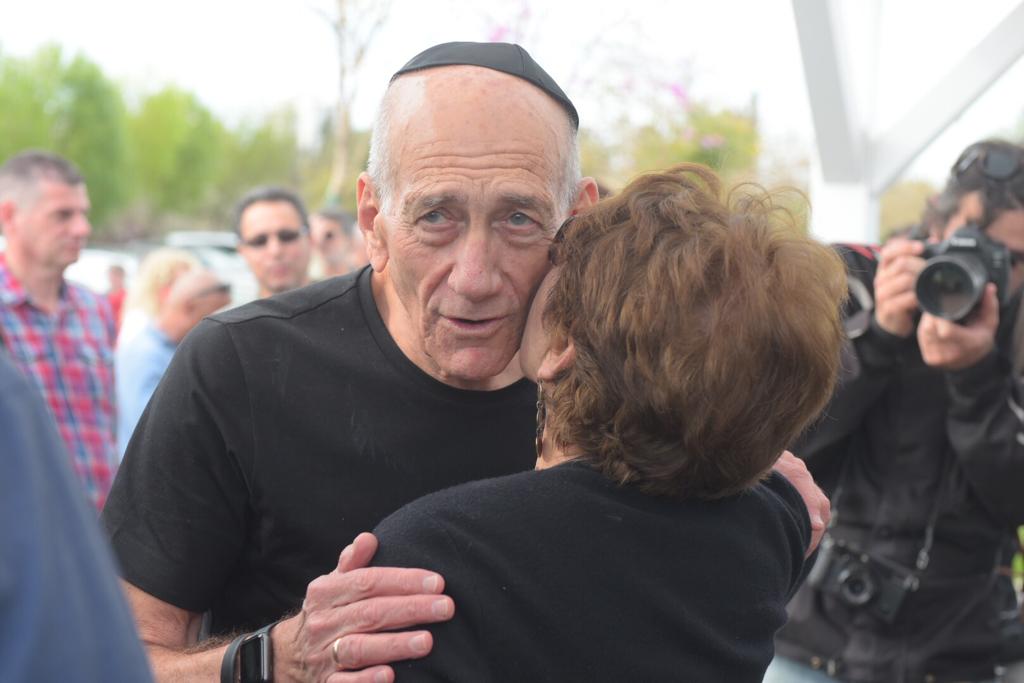 רה&quot;מ לשעבר אהוד אולמרט בהלווייתו של רפי איתן. צילום: אבשלום ששוני