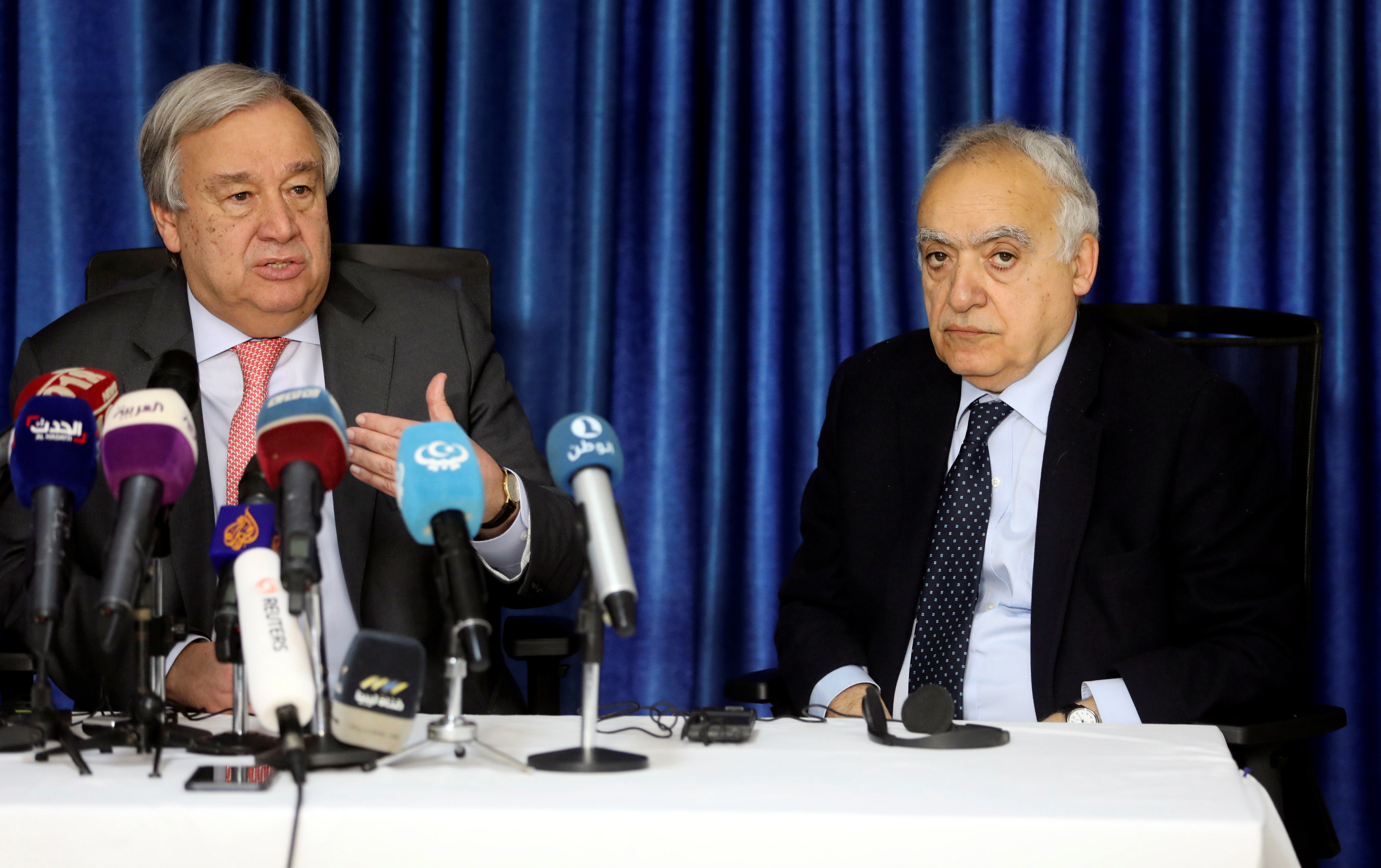 גנרל גוטרס מהאו&quot;ם לצד ראש המשלחת ללוב. צילום: רויטרס